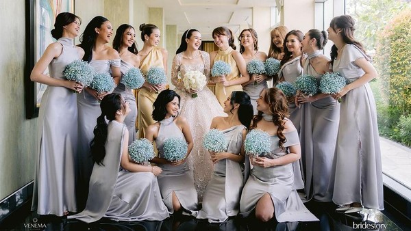 7 Potret Bridesmaid di Pernikahan Beby Tsabina, Mewah Bergaun Silver