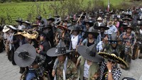 Masyarakat di Ekuador mengikuti Festival Matahari atau Inti Raymi di Alun-alun Cotacachi, Ekuador, Senin (24/6/2024).