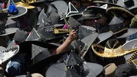 Mereka juga mengenakan topi yang berfungsi sebagai perisai.
