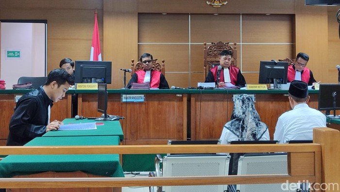 Jaksa tuntut pasutri kades-PNS di Lebak 4,5 tahun penjara kasus pemerasan. (Foto: Bahtiar/Detikcom)