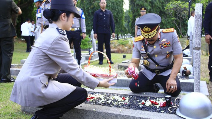 Dalam Rangka HUT Bhayangkara ke-78, Polri Tunjukkan Rasa Hormat ke Pahlawan di TMP Kalibata