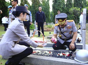 Jelang HUT Bhayangkara Ke-78, Jajaran Mabes Polri Ziarah ke TMP Kalibata