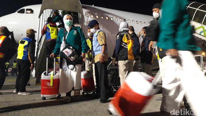 Jemaah haji Kloter 1 Embarkasi Solo saat tiba di Bandara Adi Soemarmo, Minggu (23/6/2024) dini hari.