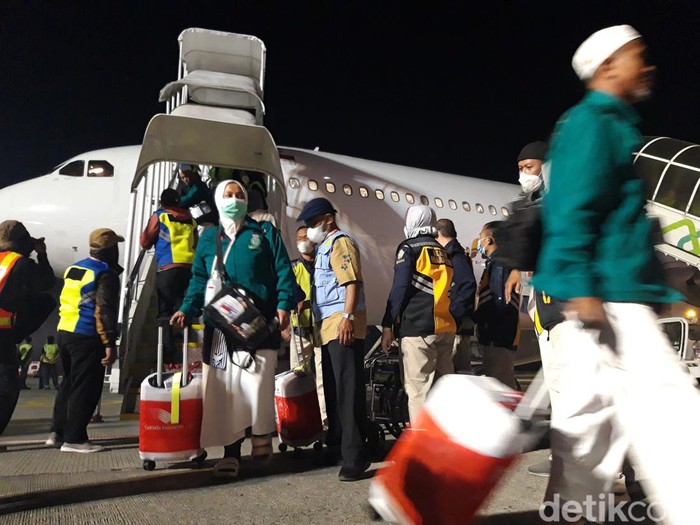 Jemaah haji Kloter 1 Embarkasi Solo saat tiba di Bandara Adi Soemarmo, Minggu (23/6/2024) dini hari.