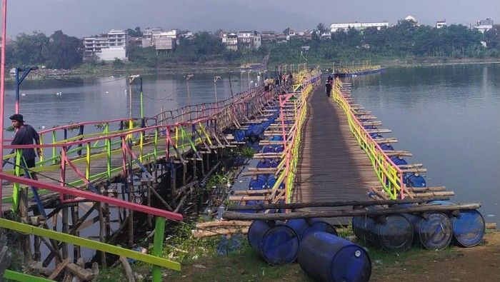 Jembatan Alfian di KBB Dibongkar pengelola