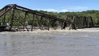 Jembatan yang rusak diterjang banjir ini menghubungkan Kota Sioux Utara dengan Kota Sioux.
