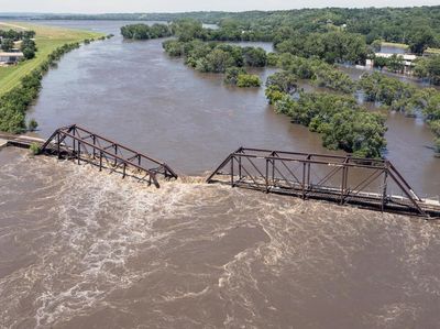 Jembatan Kereta di Dakota Selatan Terputus Diterjang Banjir