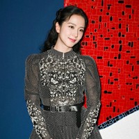 Dalam kesempatan itu, Jisoo BLACKPINK memakai gaun hitam berhias payet dan mutiara dari koleksi Dior Cruise 2025. Foto: dok. Twitter @NEWSJISOO