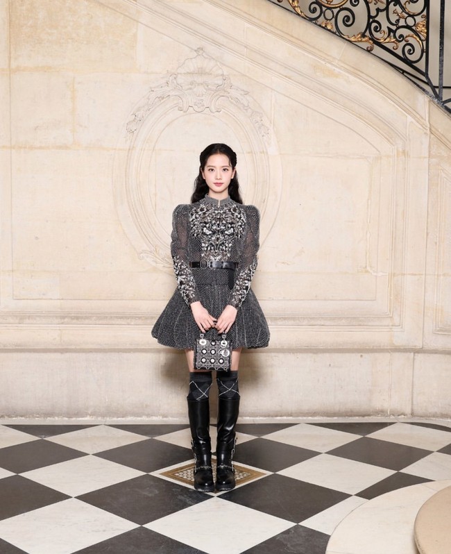 Dengan tampilan chainmail look dan detail bubble skirt dari fashion dan sejarah Skotlandia, Jisoo BLACKPINK disebut-sebut bak princess abad pertengahan. Foto: dok. Twitter @NEWSJISOO
