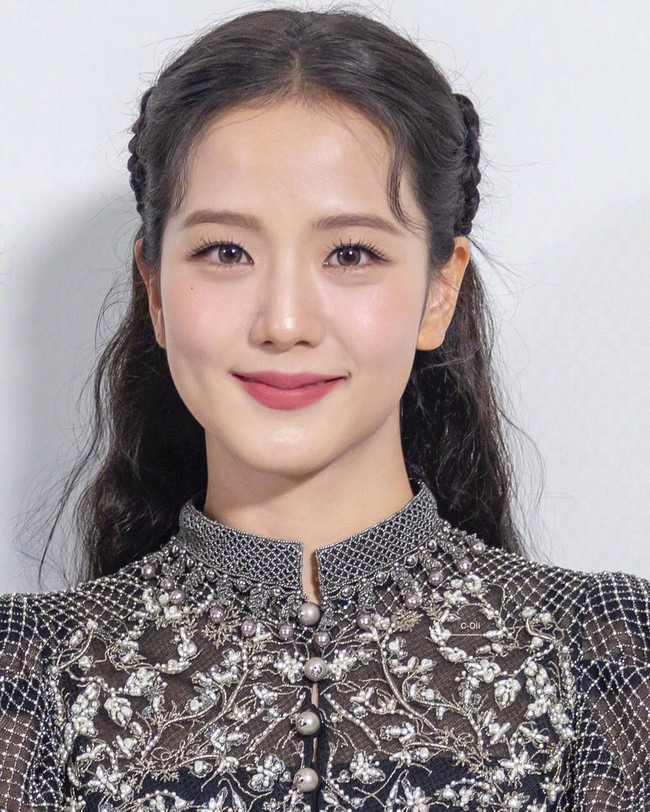 Tatanan rambut Jisoo BLACKPINK mendukung penampilannya sebagai princess abad pertengahan. Dia pun memakai long knee boots hitam berbahan leather. Foto: dok. Twitter @NEWSJISOO