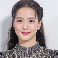 Tatanan rambut Jisoo BLACKPINK mendukung penampilannya sebagai princess abad pertengahan. Dia pun memakai long knee boots hitam berbahan leather. Foto: dok. Twitter @NEWSJISOO