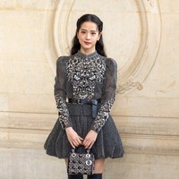 Jisoo BLACKPINK kembali menjadi pusat perhatian di Paris Fashion Week 2024. Visual grup KPop BLACKPINK itu tampil memukau saat menghadiri peragaan busana DIOR. Foto: dok. Twitter @NEWSJISOO