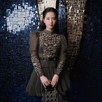 Jisoo BLACKPINK tampil bergaya demure fashion mengenakan mini dress dari koleksi Dior. Gaun hitam dengan kerah tinggi ini berhias payet dan mutiara yang memberi kesan glamor sekaligus elegan. Foto: dok. Twitter @NEWSJISOO