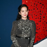 “Wah rambut, riasan, dan penataan bajunya semuanya sempurna, “Benar-benar seperti putri kerajaan,” “Gayanya sama sekali tidak berlebihan. Dia terlihat seperti seorang putri…” “Jisooㅠㅠㅠㅠㅠㅠㅠ dia terlihat cantik sekali,” komentar sejumlah netizen di forum komunitas Korea. Foto: dok. Twitter @NEWSJISOO