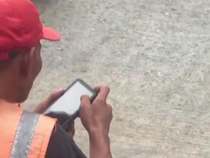 Jukir di Jalan SM Raja Medan main judi online pakai mesin E-Parking (Foto: tangkapan layar)