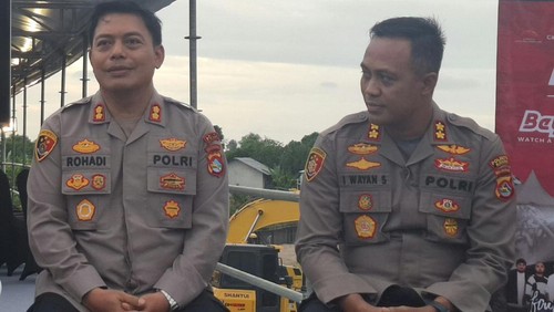 Kabag Binops Polda NTB AKBP Rohadi (kiri) tengah menjelaskan terkait keamanan jelang MXGP 2024 di Mataram, NTB, Senin (24/6/2024).