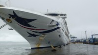 Kapal pesiar Pacific Explore asal Australia saat sandar di pelabuhan Yos Sudarso Ambon, Selasa (25/6/2024).