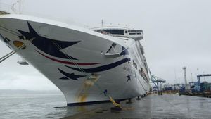 Potret Kapal Pesiar dari Australia Bersandar di Ambon