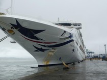 Potret Kapal Pesiar dari Australia Bersandar di Ambon