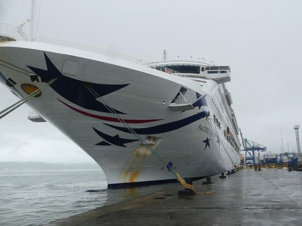 Potret Kapal Pesiar dari Australia Bersandar di Ambon