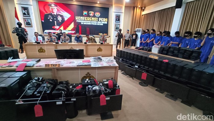 Kapolda Jateng, Irjen Ahmad Luthfi menunjukkan barang bukti dalam kasus judi online di Mapolresta Banyumas, Selasa (25/6/2024).