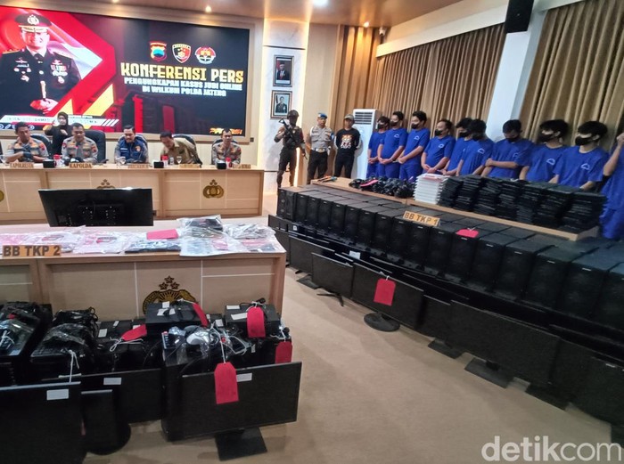 Kapolda Jateng, Irjen Ahmad Luthfi menunjukkan barang bukti dalam kasus judi online di Mapolresta Banyumas, Selasa (25/6/2024).