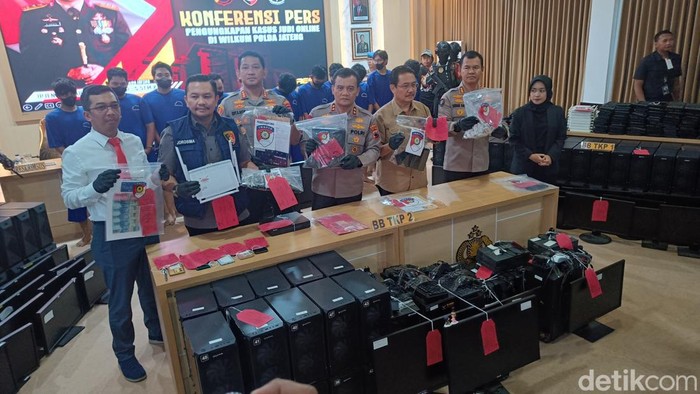 Kapolda Jateng menunjukkan barang bukti kasus judi online dari tiga tempat yang digerebek di wilayah Purwokerto, Kabupaten Banyumas, Selasa (25/6/2024).