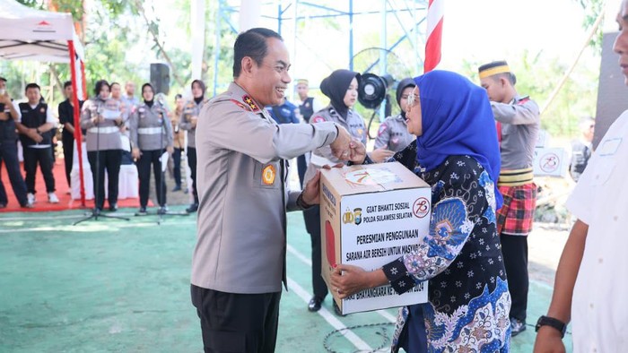 Kapolda Sulsel Irjen Andi Rian R dalam kunjungannya di Maros.