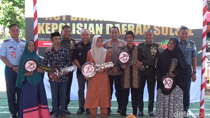 Kapolda Sulsel Irjen Andi Rian R Djajadi bersama warga penerima hadiah umrah di Maros.