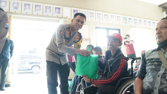 Kapolresta Sidoarjo Kombes Christian Tobing memberikan paket bantuan kepada para peserta pemeriksaan si Dokkes