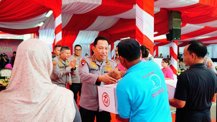 Kapolri Jenderal Listyo Sigit Prabowo kirim pelepasan ratusan ribu paket bantuan untuk diberikan ke warga, Selasa (25/6/2024). Kapolri Jenderal Listyo Sigit Prabowo kirim pelepasan ratusan ribu paket bantuan untuk diberikan ke warga, Selasa (25/6/2024).