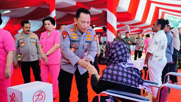 Kapolri Jenderal Listyo Sigit Prabowo kirim pelepasan ratusan ribu paket bantuan untuk diberikan ke warga, Selasa (25/6/2024). Kapolri Jenderal Listyo Sigit Prabowo kirim pelepasan ratusan ribu paket bantuan untuk diberikan ke warga, Selasa (25/6/2024).