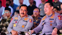 Foto: Pendistirbusian paket sembako ini dalam rangka menjelang Hari Bhayangkara ke-78. Kadiv Humas Polri Irjen Sandi Nugroho mengatakan ini merupakan upaya Polri membantu masyarakat yang kondisi ekonominya kurang beruntung atau memerlukan bantuan. Dia menyampaikan harapannya agar kegiatan bakti sosial ini semakin mempererat hubungan antara Polri dan masyarakat. (dok. Humas Polri)