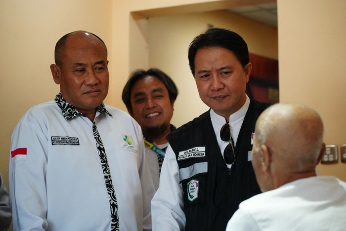 Kapuskeshaj kemenkes Liliek Marhaendro mendampingi Dirjen PHU Kemenag Hilman Latief mengunjungi pasien yang dirawat di KKHI Makkah
