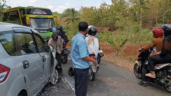 Kecelakaan mobil Ertiga dan bus pariwisata di jalan Baron Km 12, Kalurahan Kemiri, Kapanewon Tanjungsari, Kabupaten Gunungkidul, Selasa (25/6/2024).