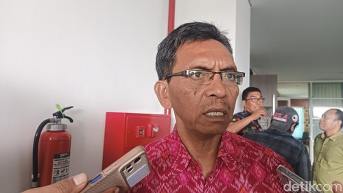 Kepala Dinas Penanaman Modal dan Pelayanan Terpadu Satu Pintu (DPMPTSP) Lombok Tengah Jalaluddin saat ditemui awak media di Kantor Bupati Lombok Tengah, Selasa (26/6/2024. (Foto: (Edi Suryansyah/detikBali)