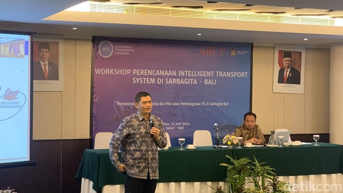 Kepala Dinas Perhubungan (Dishub) Bali I Gde Wayan Samsi Gunarta berbicara dalam Workshop Perencanaan Intelligent Teansport Sistem (ITS) di Sarbagita, Sanur, Denpasar, Selasa (25/6/2024). (Rizki Setyo Samudero/detikBali)