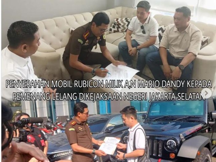 Kepala Kejaksaan Negeri Jakarta Selatan Bapak Haryoko Ari Prabowo menyerahkan Jeep Rubicon Mario Dandy ke pemenang lelang
