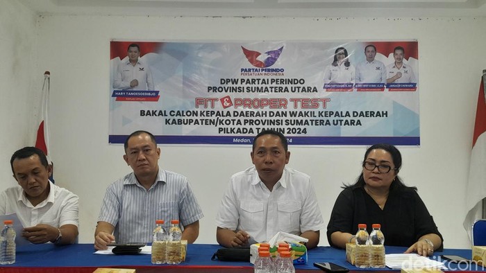 Ketua DPW Perindo Sumut JTP Hutabarat (tengah) bersama pengurus yang lain (Nizar Aldi/detikSumut)