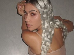 Penampilan Rambut Kim Kardashian Dikepang, Netizen Samakan dengan Kotak Besek