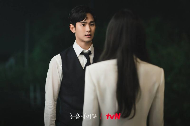 Kim Soo Hyun dan Kim Ji Won tampak memakai baju yang serupa saat fanmeeting, seperti dalam drama Korea Queen of Tears