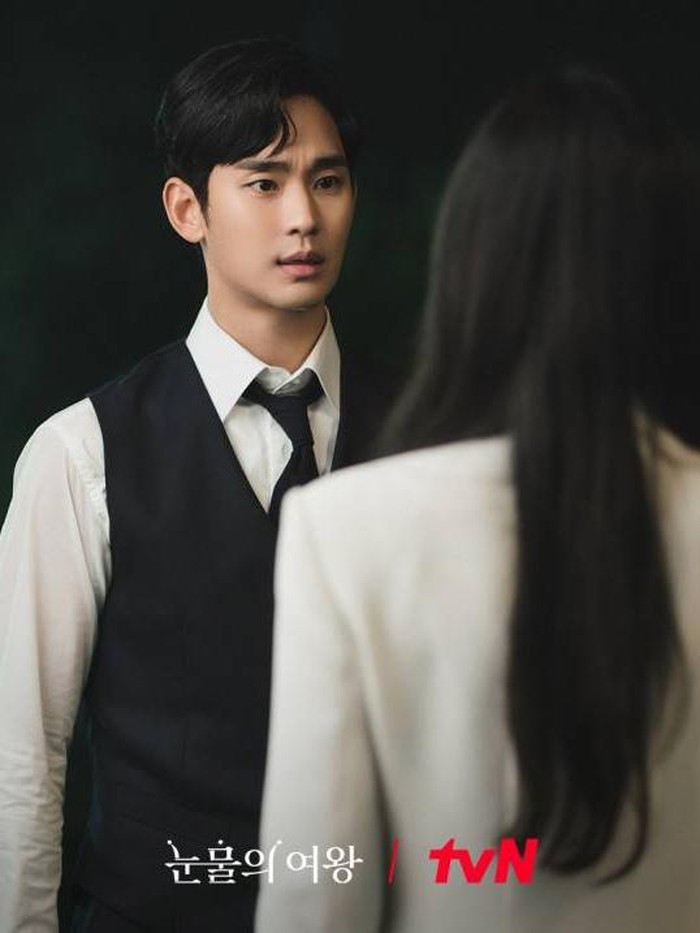 Kim Soo Hyun dan Kim Ji Won tampak memakai baju yang serupa saat fanmeeting, seperti dalam drama Korea Queen of Tears Kim Soo Hyun dan Kim Ji Won tampak memakai baju yang serupa saat fanmeeting, seperti dalam drama Korea Queen of Tears