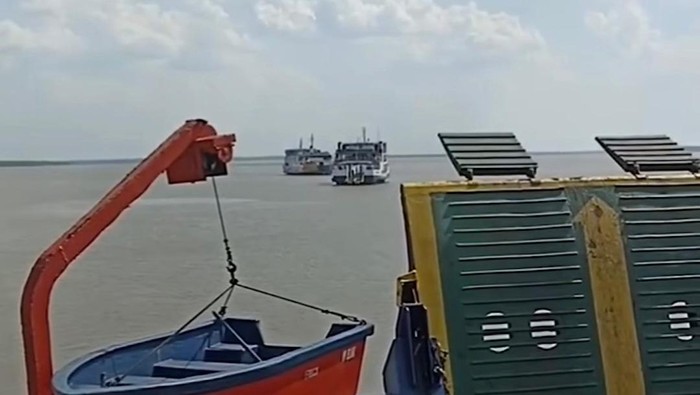 Kondisi saat permukaan air laut di Pelabuhan TAA surut membuat 2 kapal mogok.