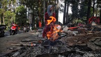 Seorang pedagang tampak termenung di puing-puing kiosnya.