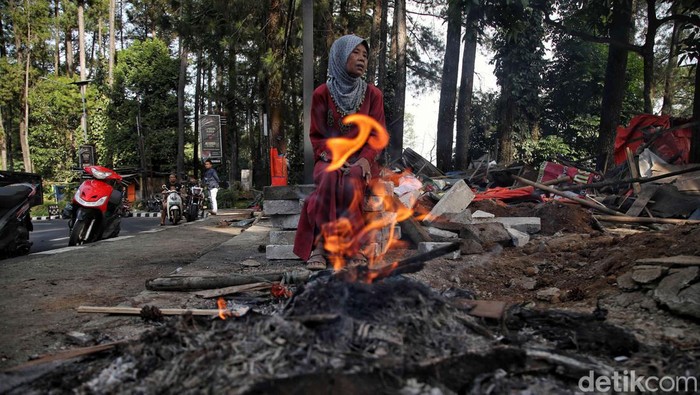 Kondisi Terkini Pembongkaran Kios di Puncak Bogor Pembongkaran tahap pertama di kawasan Puncak, Kabupaten Bogor, Jawa Barat, selesai digelar. Begini kondisi terkini di jalur puncak.