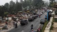 Tampak kios-kios PKL di sepanjang jalur Puncak, Bogor, dibongkar dan tingal puing-puing, Selasa (25/6/2024).