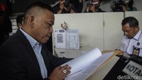 Ia juga mengadukan Polda Jabar yang tidak hadir dalam sidang praperadilan kemarin, Senin (24/6).