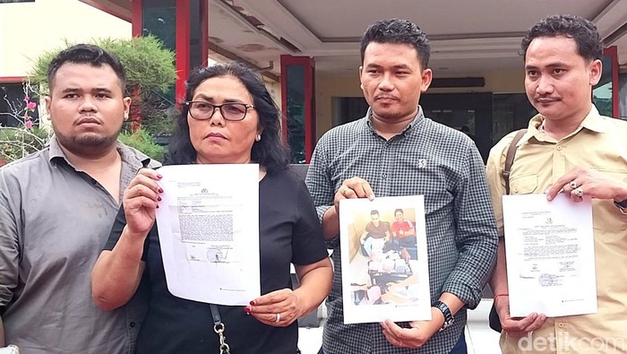 Lestina bersama kuasa hukumnya saat diwawancarai di Polda Sumut. (Finta Rahyuni/detikcom)