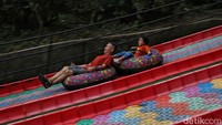 Tarif perosotan pelangi untuk wisatawan domestik adalah, 1 kali meluncur Rp 25.000, all day atau sepuasnya Rp 60.000, meluncur tandem (berdua) Rp 35.000 dan eluncur tandem all day atau sepuasnya Rp 70.000. Sementara untuk wisatawan mancanegara 1 kali meluncur Rp 40.000, all day atau sepuasnya Rp 100.000, meluncur tande (berdua) Rp 60.000 dan meluncur tandem all day atau sepuasnya Rp 120.000.