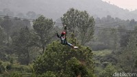 Di sini juga Anda dapat menguji nyali lewat wahana flying fox.